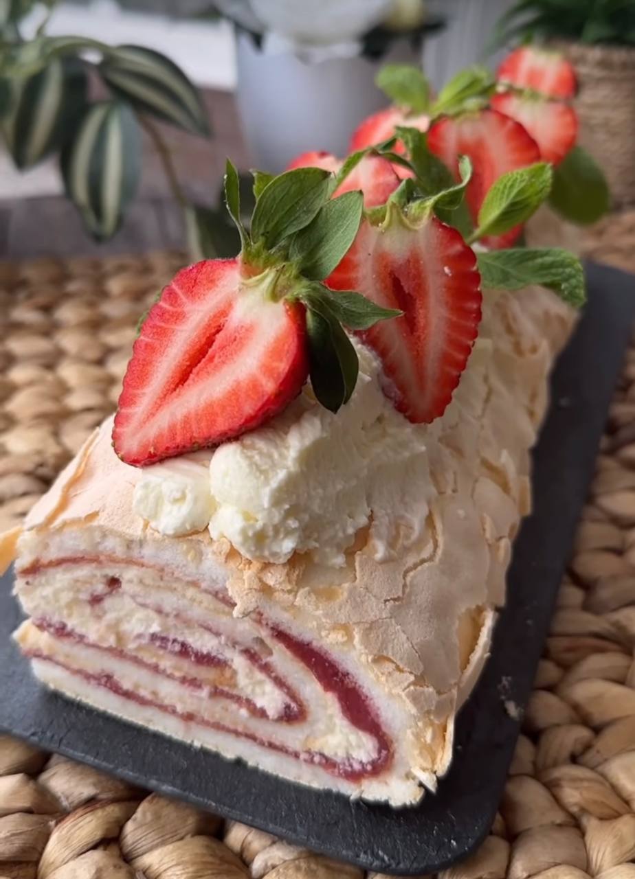 Легкий, як хмаринка: рецепт ніжного меренгово рулету з полуницею